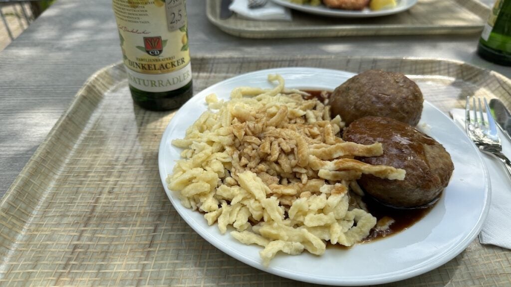 Fleischküchle mit Spätzle und Soß' in der Wilhelma