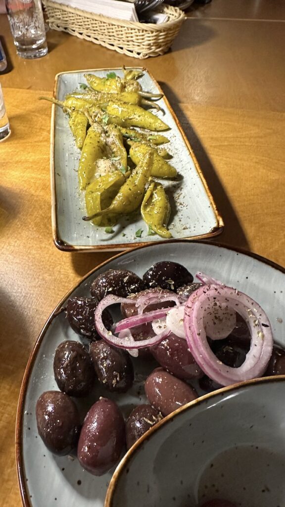 Vorspeisenauswahl: Oliven und Peperoni mt Knoblauch