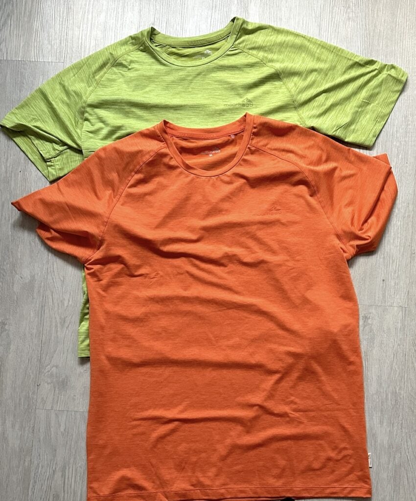 Je ein helles, grünes und orangefarbiges T-Shirt