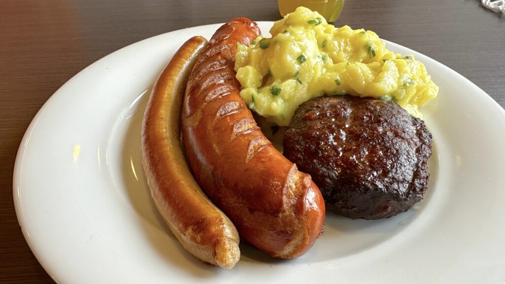 Bratwurst, Fleischwurst, Frikadelle und Kartoffelsalat beim Landmetzger Witt