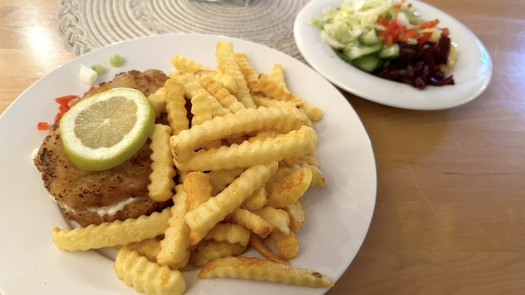 Cordon bleu mit Pommes und Beilagensalat