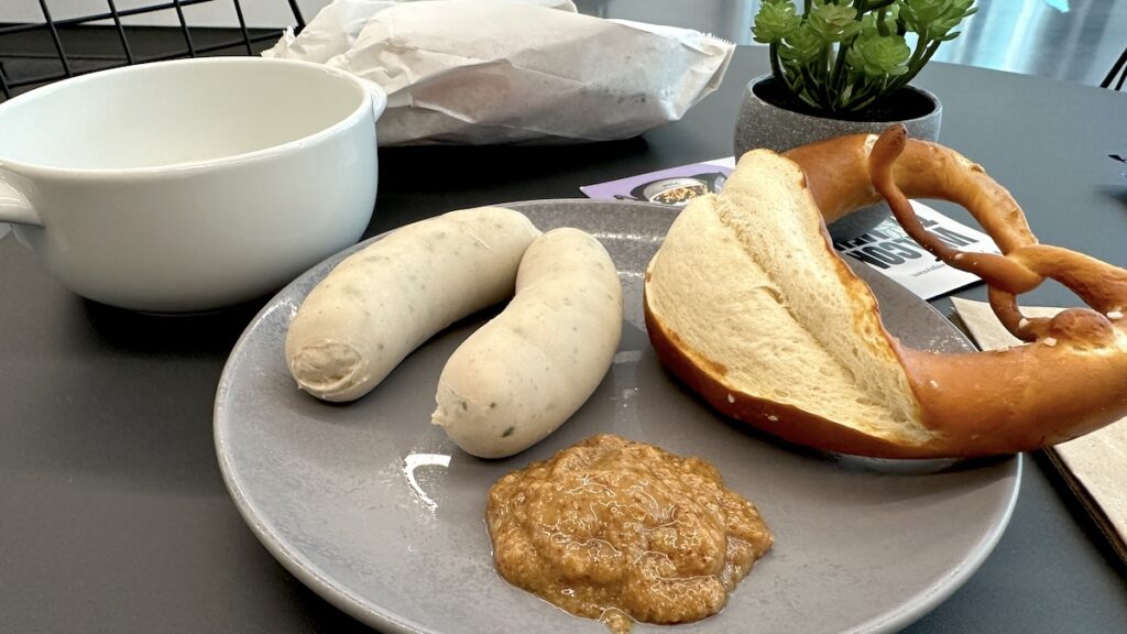 Weißwurstfrühstück mit süßem Senf und Brezel
