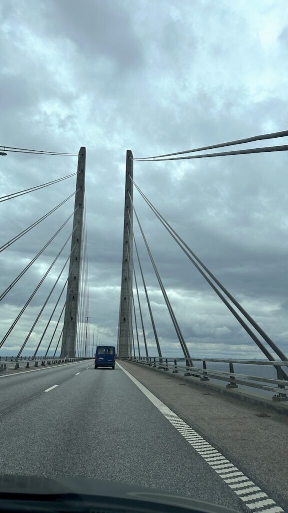 Øresundbrücke aus dem Auto heraus fotografiert