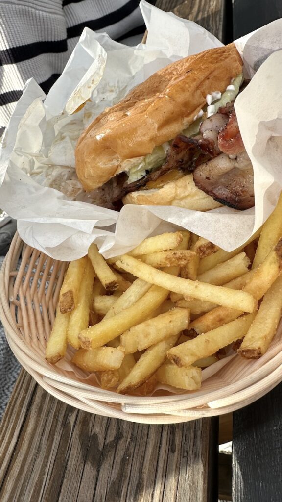 Bacon-Cheeseburger mit Pommes im Tommi's Burger Joint