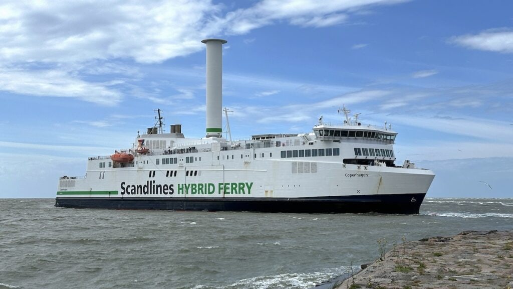 Die "Copenhagen" beim Verlassen des Hafens von Gedser