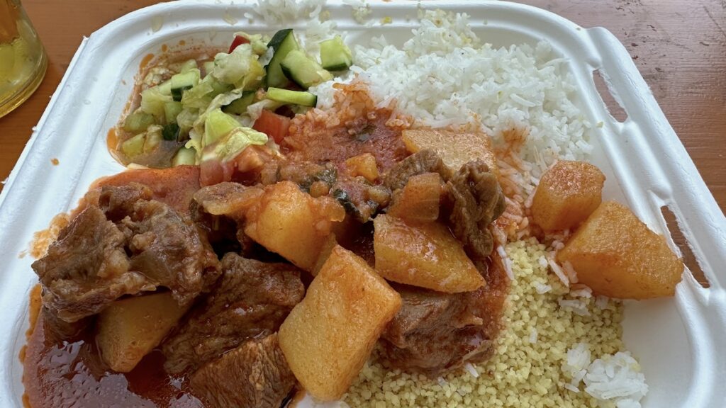 Ostafrikanisches Rindergulasch mit Kartoffeln, Couscous und Reis