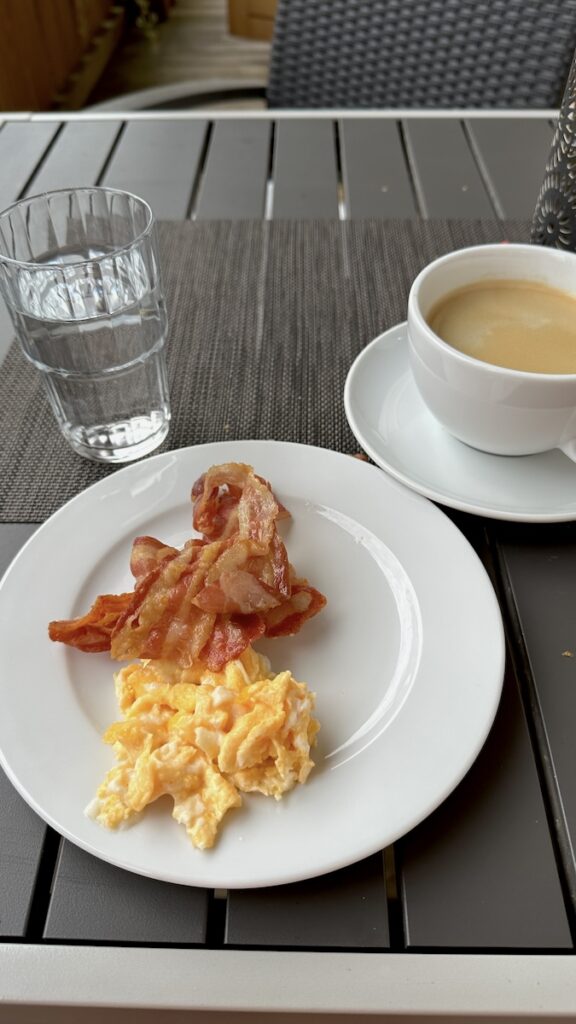 Rührei mit Speck, Wasser und Kaffee