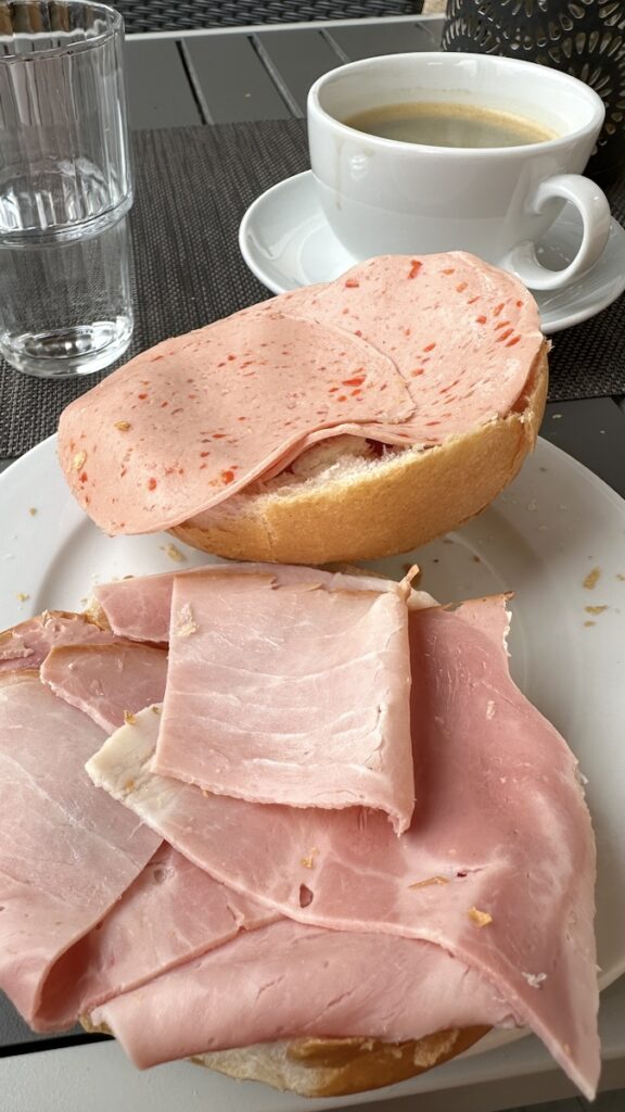 Brötchenhälften mit Paprikalyoner und Schinken