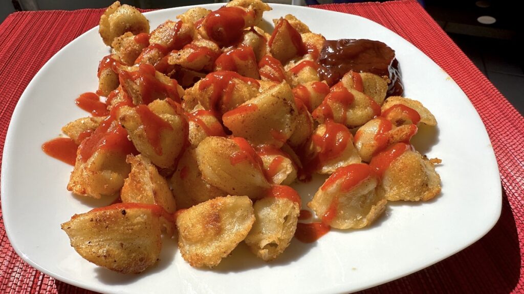 Pelmeni in Butter mit scharfer Soße