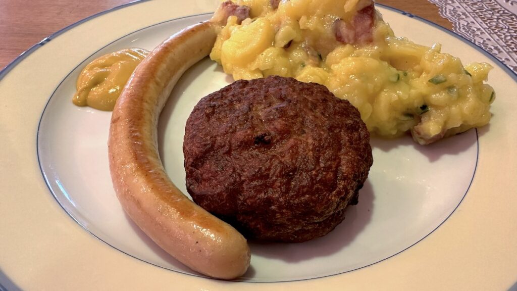 Bratwurst, Fleischpflanzerl und Kartoffelsalat mit Speck