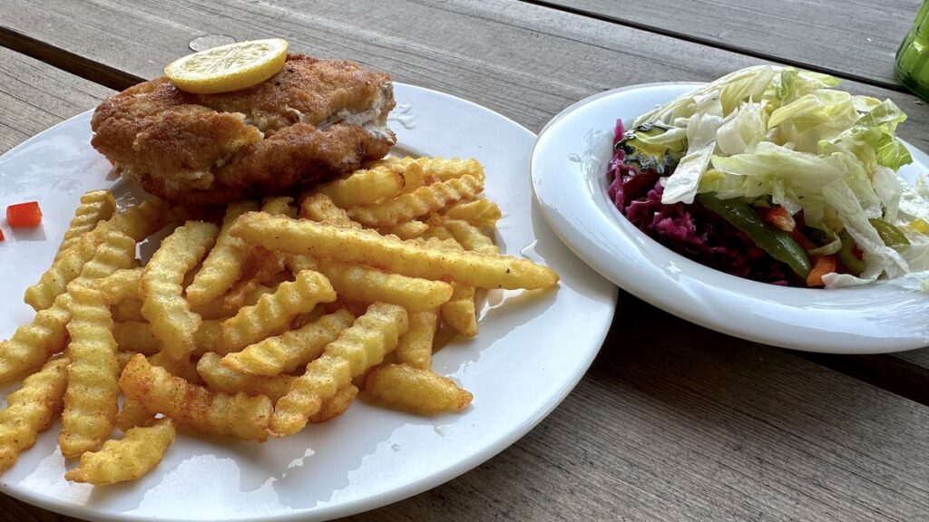 Cordon bleu mit Beilagensalat