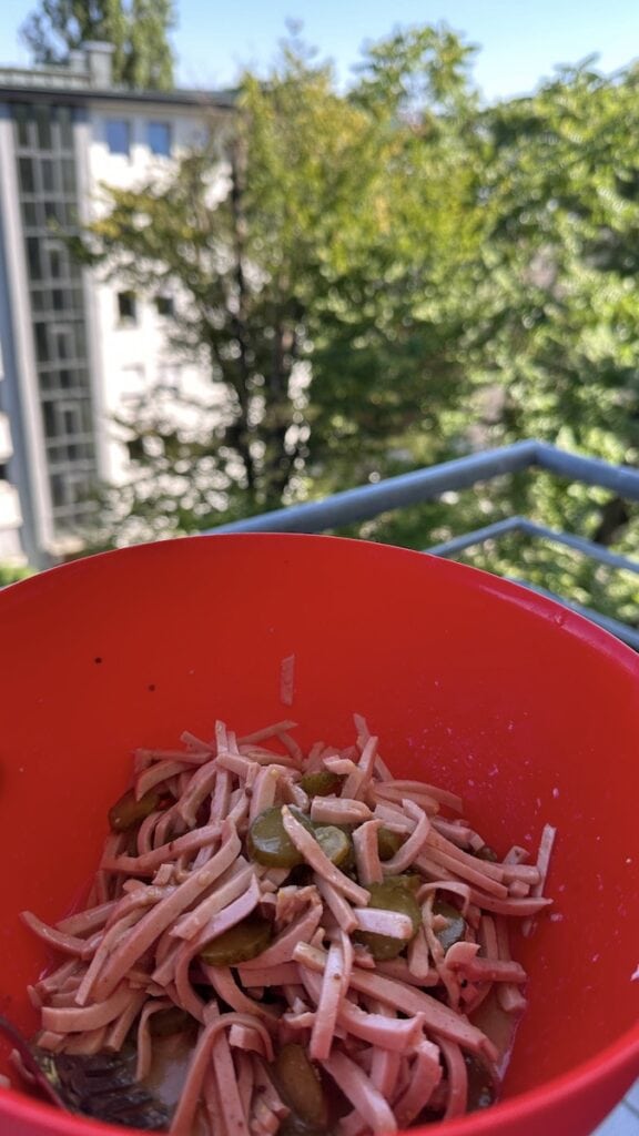 Wurstsalat auf dem Balkon