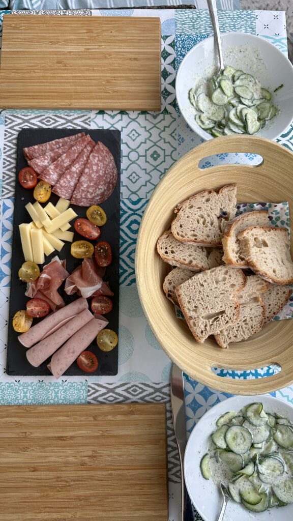 Salami, Schinken, Lyoner, Käse, Mini-Tomaten rot/gelb und Brot zum Brot