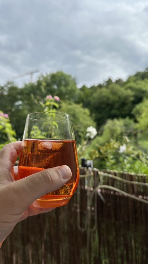 Aperol Spritz auf dem Balkon