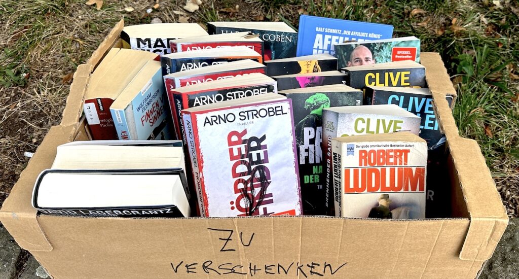 Kiste mit zu verschenkenden Büchern