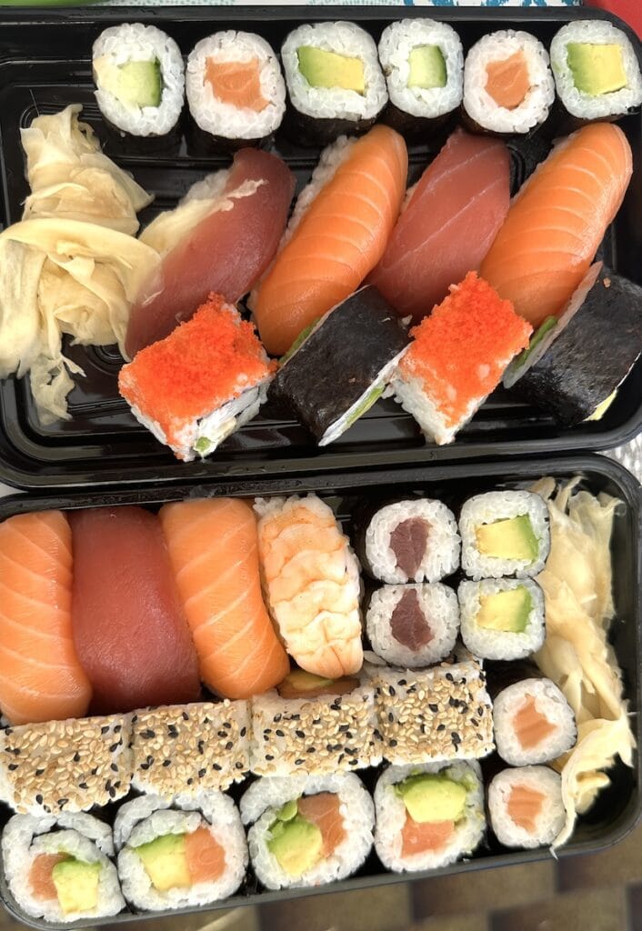 Zwei Packungen Sushi von Eat Happy