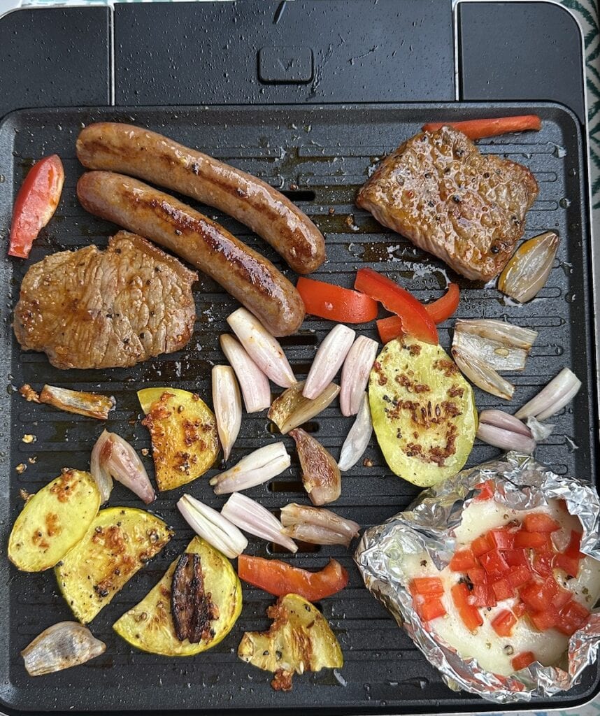 Großes Gegrille, zweite Belegung des Grills an dem Tag: Rind, Merguez, Paprika, Zwiebeln, Zucchini-Kürbis und Ziegenkäse