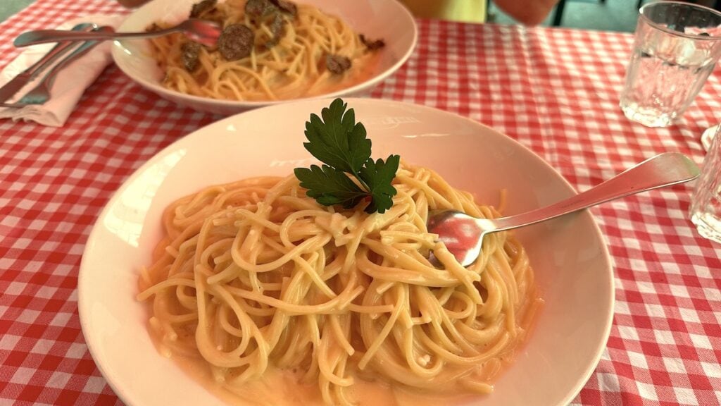 Spaghetti aus dem Parmesanlaib