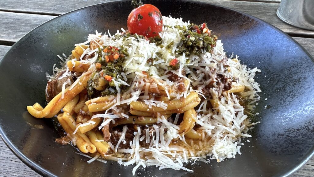 Strozzapreti mit Pulled Beef, Grana Padano
und Chimichurri