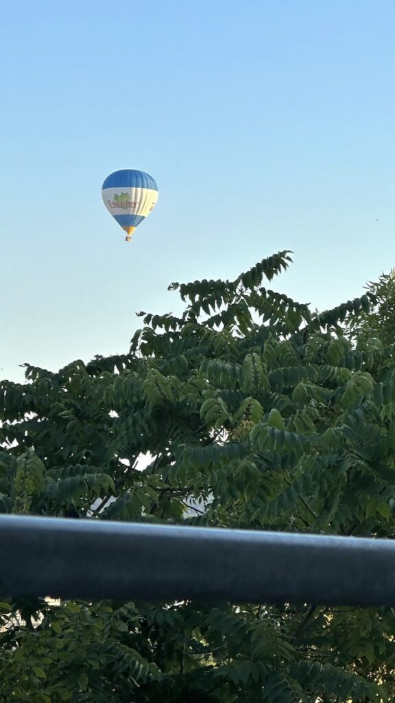 Ballon vor meinem Balkon über dem Stuttgarter Westen