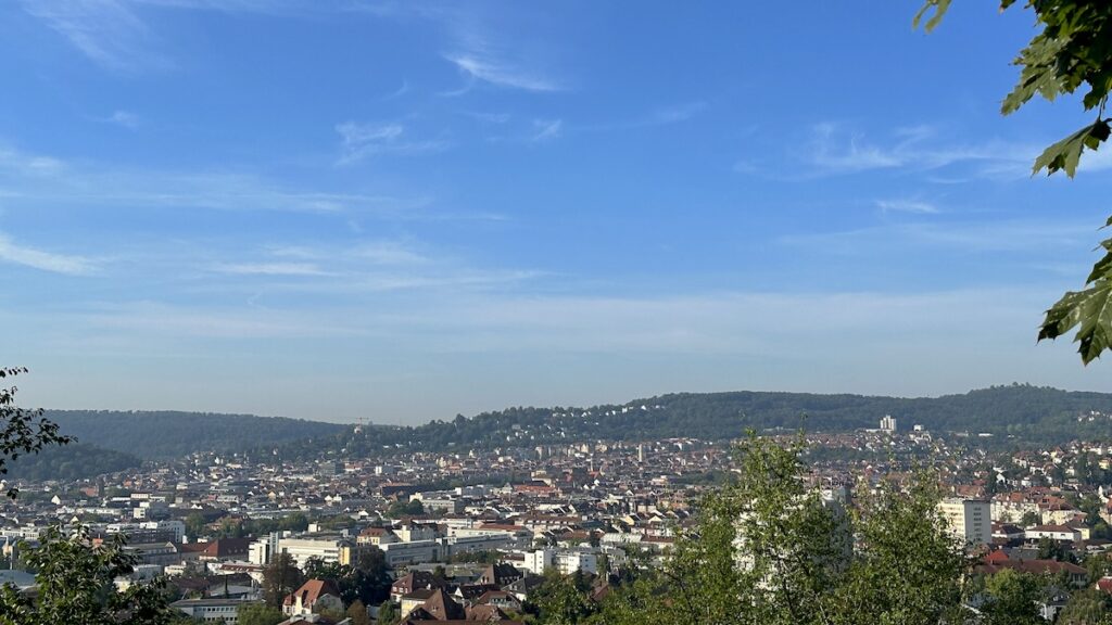 Ausblick über Stuttgart mit blauem Himmel