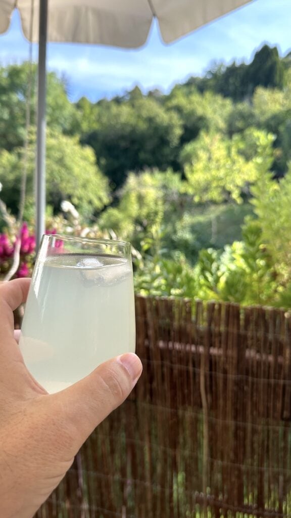 Limoncello-Spritz auf dem Balkon