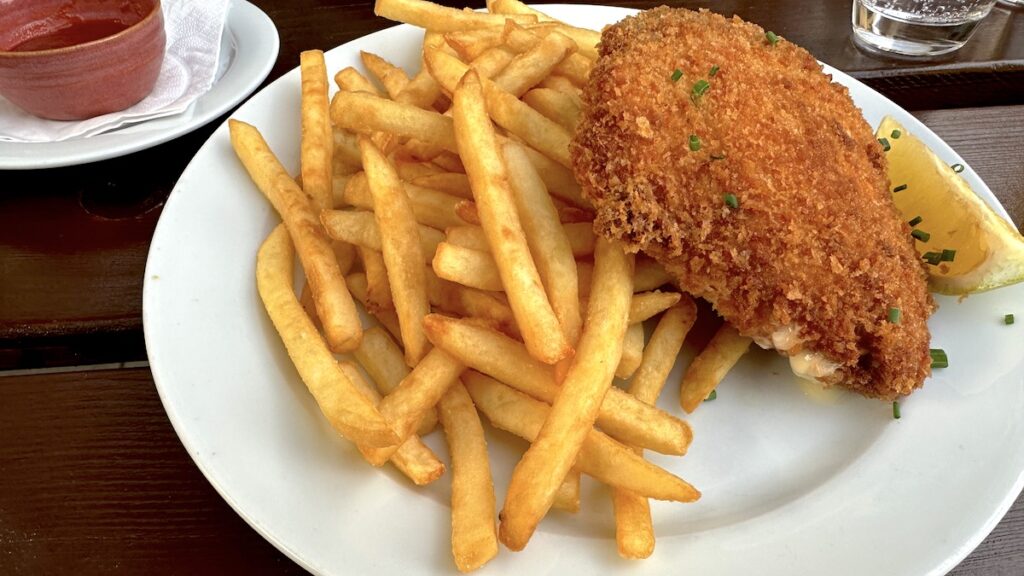 Cordon bleu mit Pommes