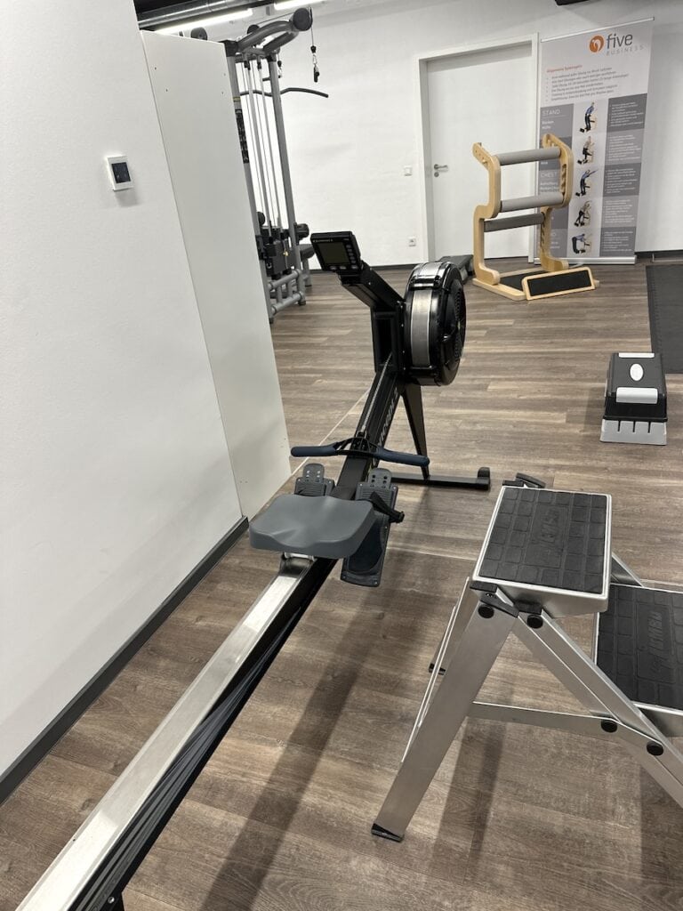 Rudergerät im Fitnessraum der SDK