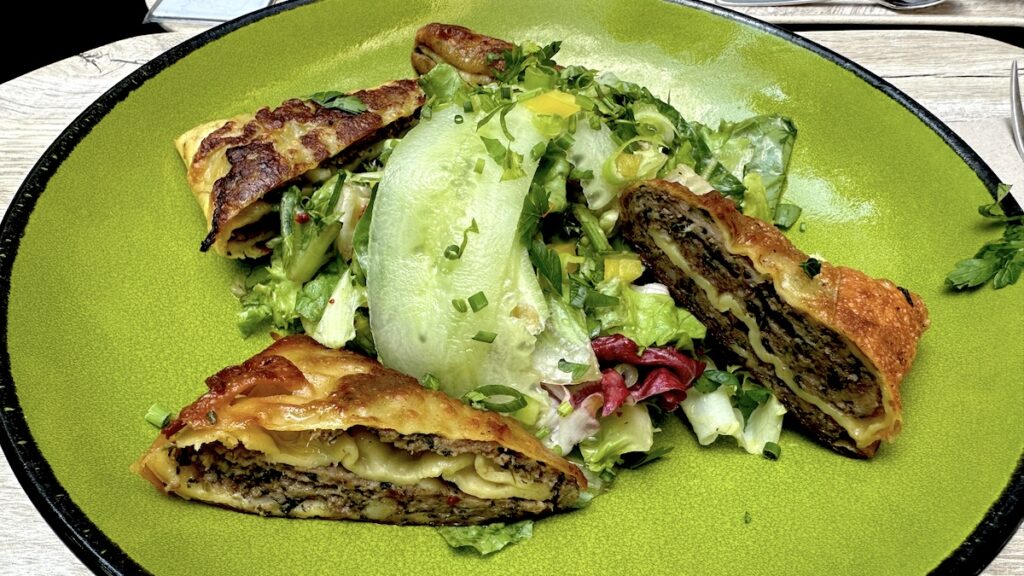 Salat mit Maultaschenstreifen im Betriebsrestaurant