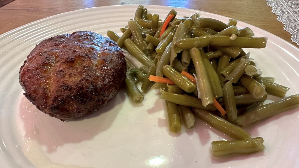 Frikadelle und grüner Bohnensalat in der Landmetzgerei Witt in Tirschenreuth