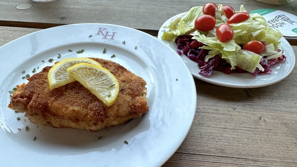 Cordon bleu mit zwei Zitronenscheiben und Salat im Kondrauer Hof