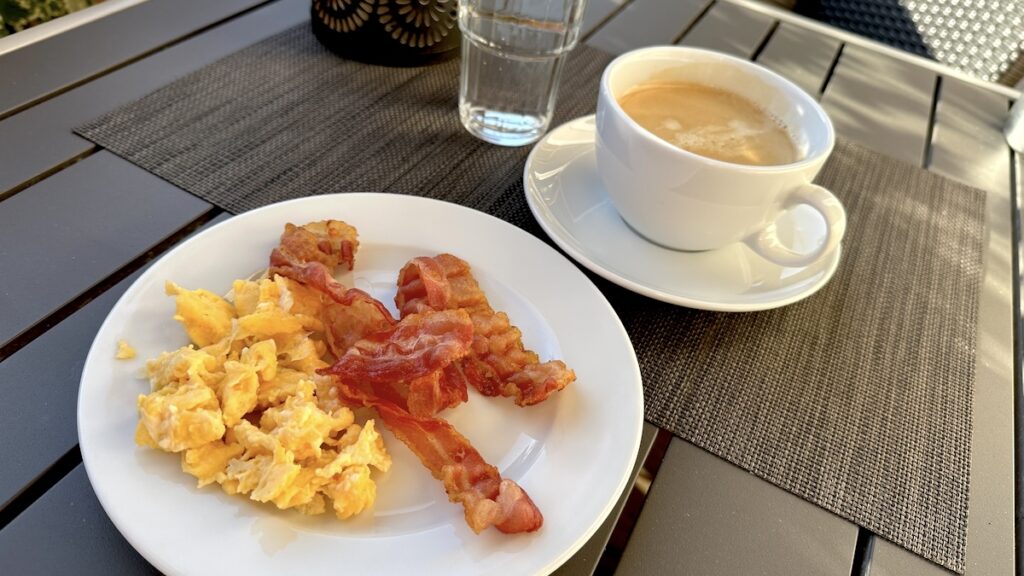 Frühstück im Kondrauer Hof, Teil 1: Rührei mit Speck, Tasse Kaffee und Wasser