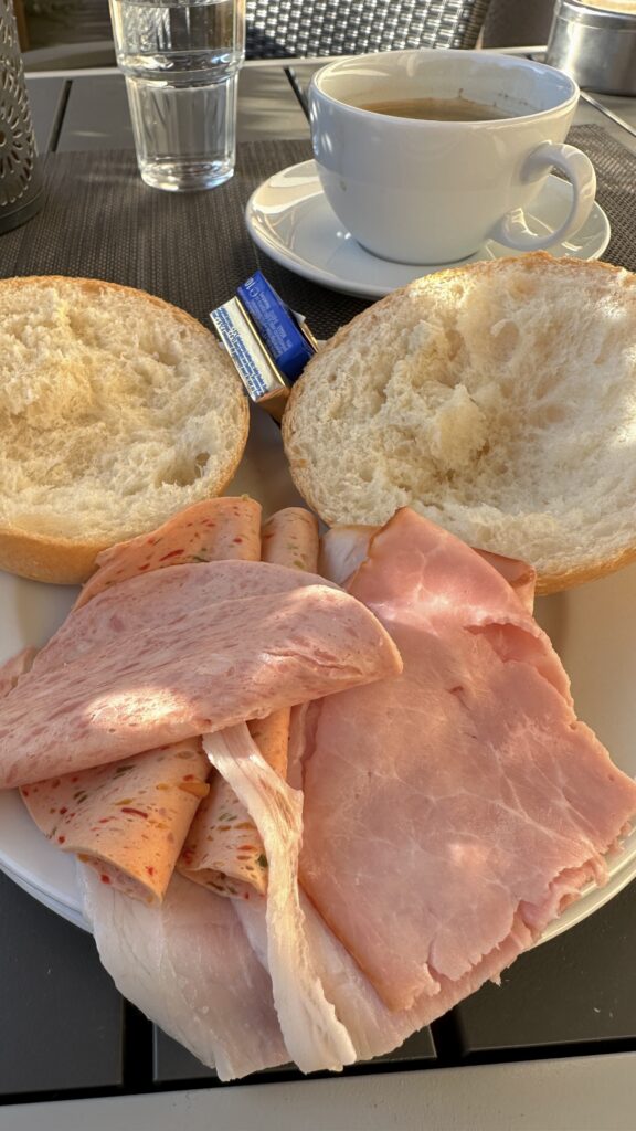 Frühstück zweiter Teil im Kondrauer Hof: Brötchen, Schinken und Paprikalyoner