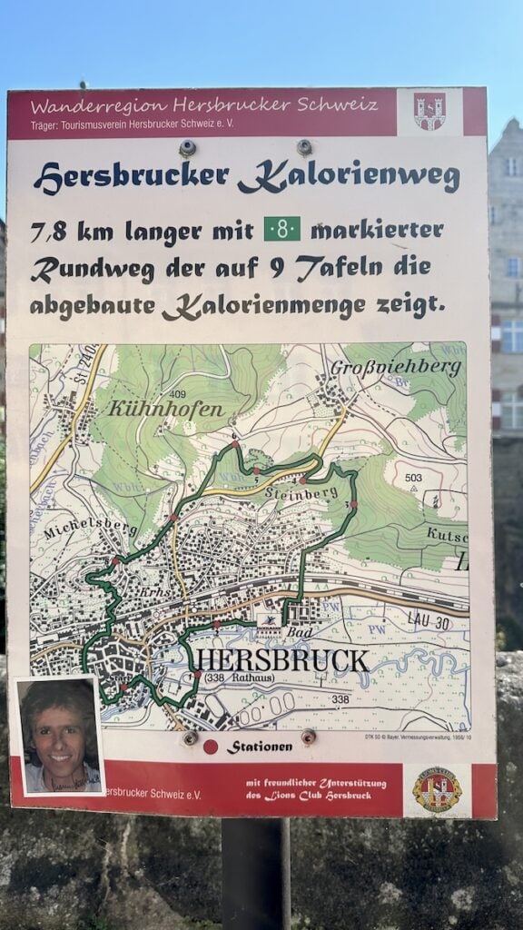 Tafel am Start des Hersbrucker Kalorienweg. Text: "7,8 km langer mit 8 markierter Rundweg der auf 9 Tafeln die abgebaute Kalorienmenge anzeigt"