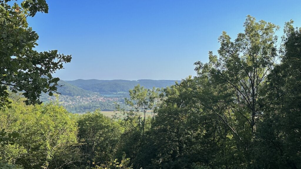 Ausblick in Nürnberger Land mit dem Baggersee vorne und dem Stausee hinten