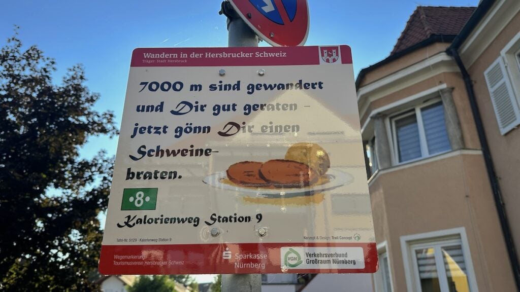 Die letzte Station vom Hersbrucker Kalorienweg mit Aufschrift "7000 m sind gewandert und Dir gut geraten - jetzt gönn Dir einen Schweinebraten."