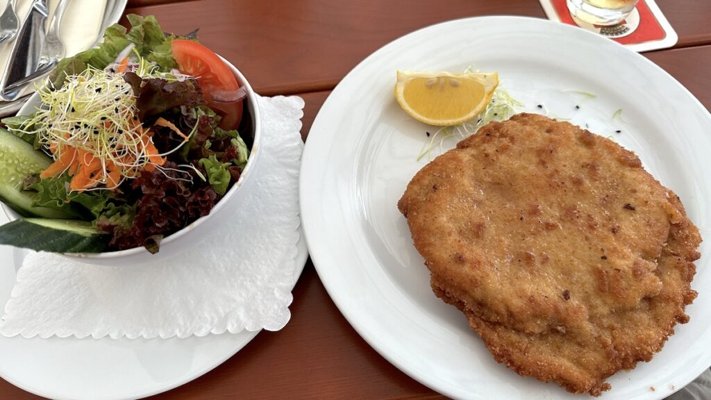 Cordon bleu mit Zitronenschnitz und Salat im Hersbrucker Brauhaus