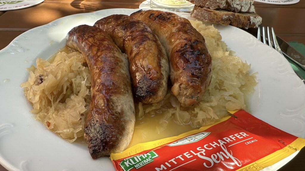 Bratwürste mit Sauerkraut