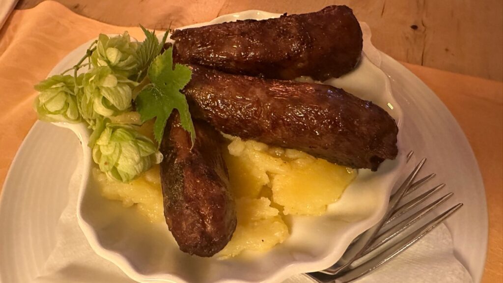 Fränkische Bratwurst auf Kartoffelsalat 