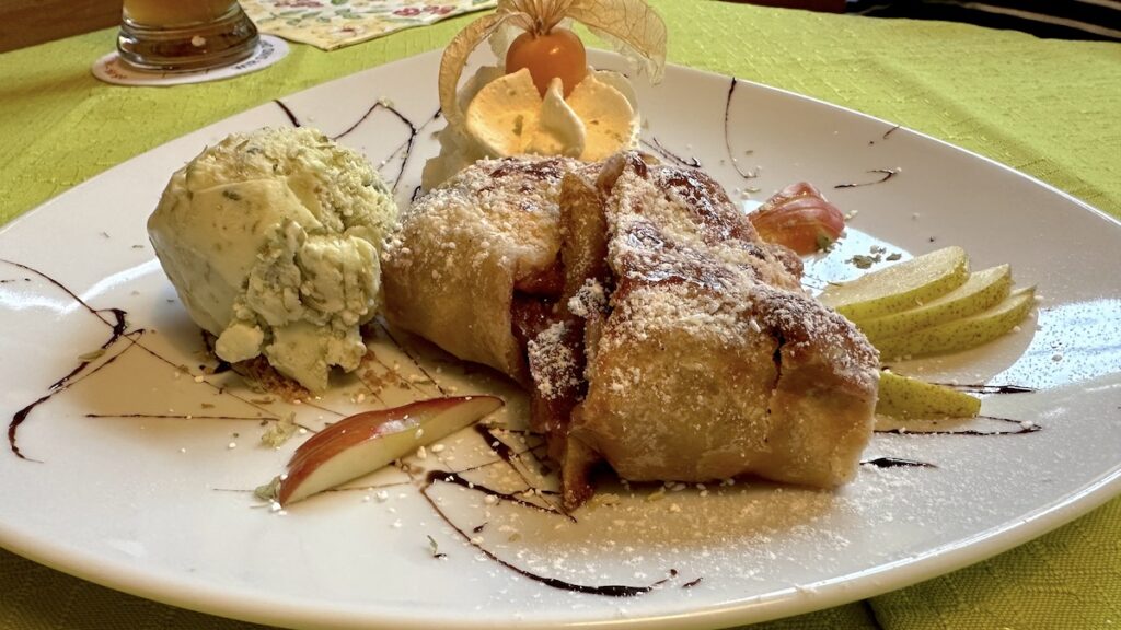 Petra hat diesen leckeren Nachtisch, warmen Streuobststrudel mit Hopfen Honig Eiscreme