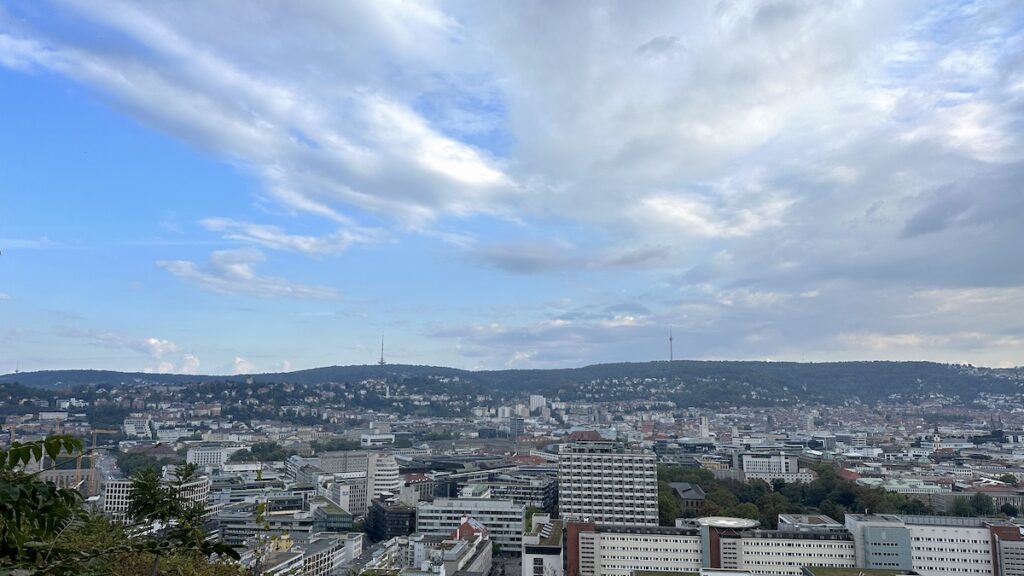 Blick auf Stuttgart-Mitte mit dem Helipad des Katharinenhospital, dem Fernsehturm auf der gegenüberliegenden Seite und links am Rand der alte Hauptbahnhof