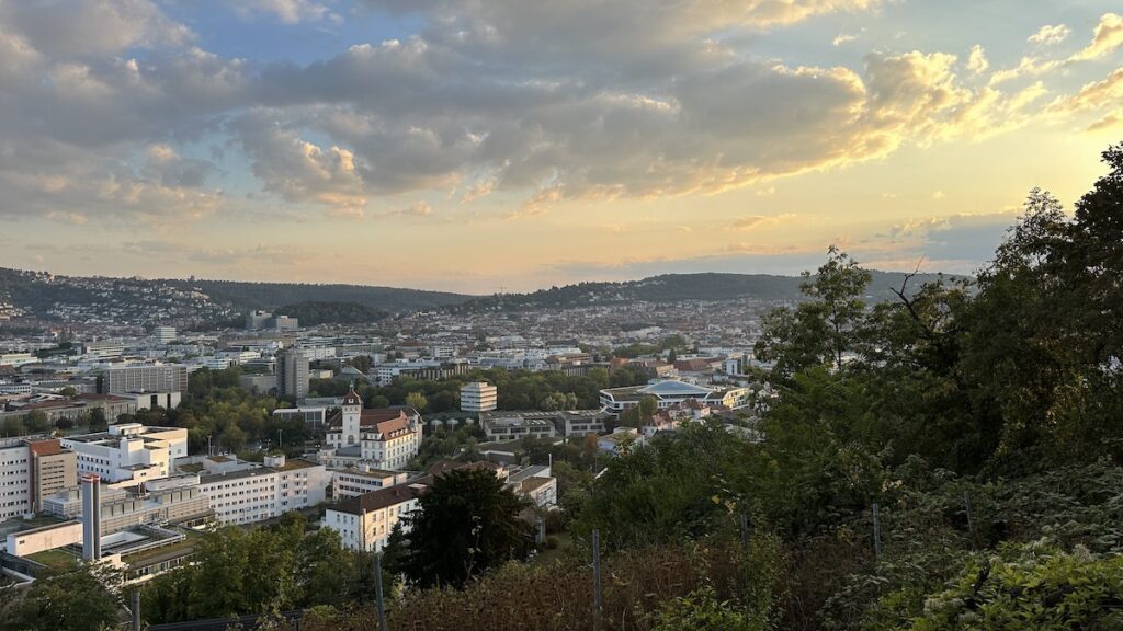 Sonnenuntergang über Stuttgart-West, mit Katharinenhospital und dem Lindenmuseum