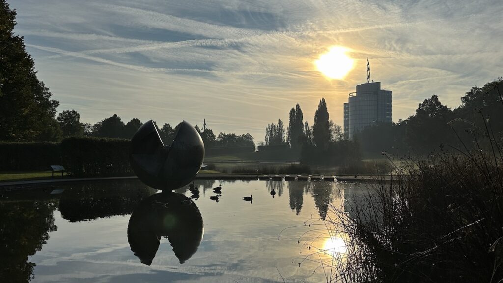 Im unteren Teil des Wartbergs am frühen Morgen mit schöner Spiegelung und Gegenlicht