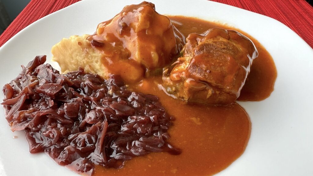 Fertige Schweineroulade mit Kartoffelbrei und Rotkohl