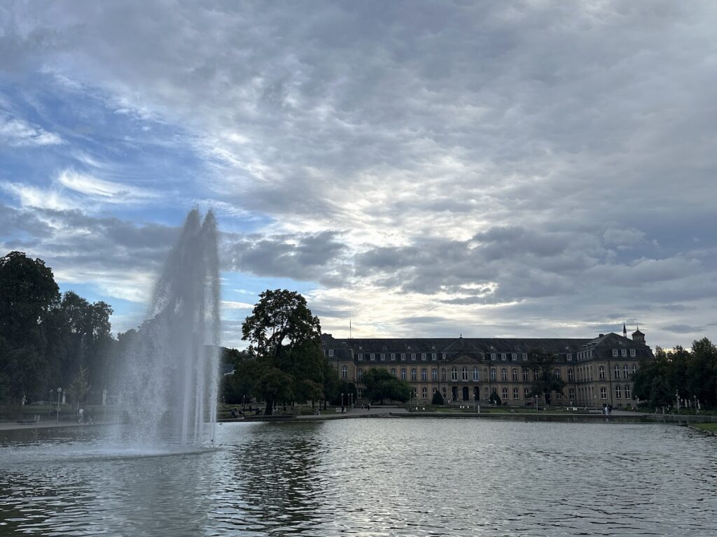 Eckensee mit Fontäne und neuem Schloss