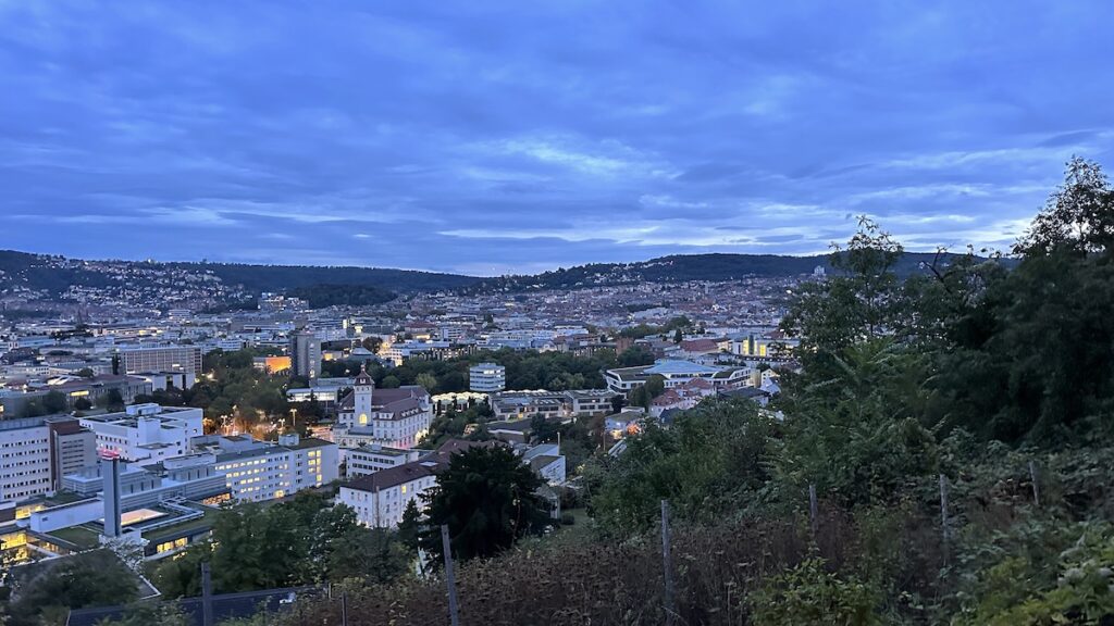 Altbekannter Ausblick auf Stuttgart von meiner Spazierrunde, nur dieses Mal am Abend