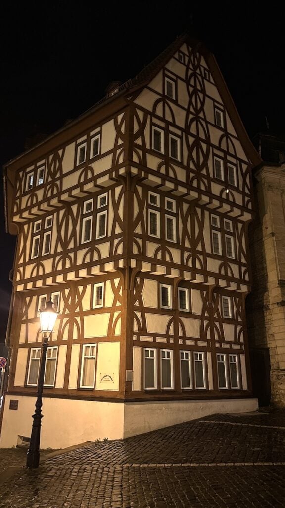 Wunderschönes Fachwerkhaus neben der Stiftskirche in der Nacht