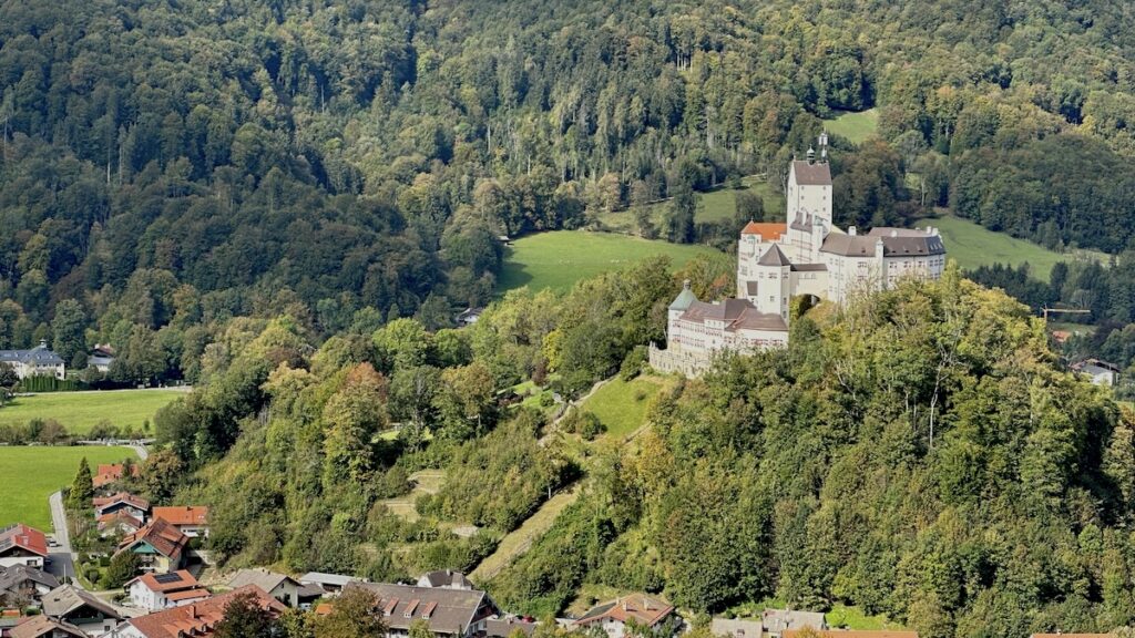 Blick auf Hohenaschau von der Seilbahn aus