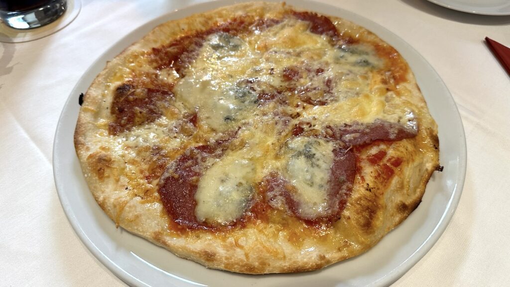 Pizza mit vier Käsesorten und Salami