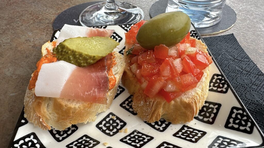 Bruschetta und Schinkenbrot zur Weinprobe